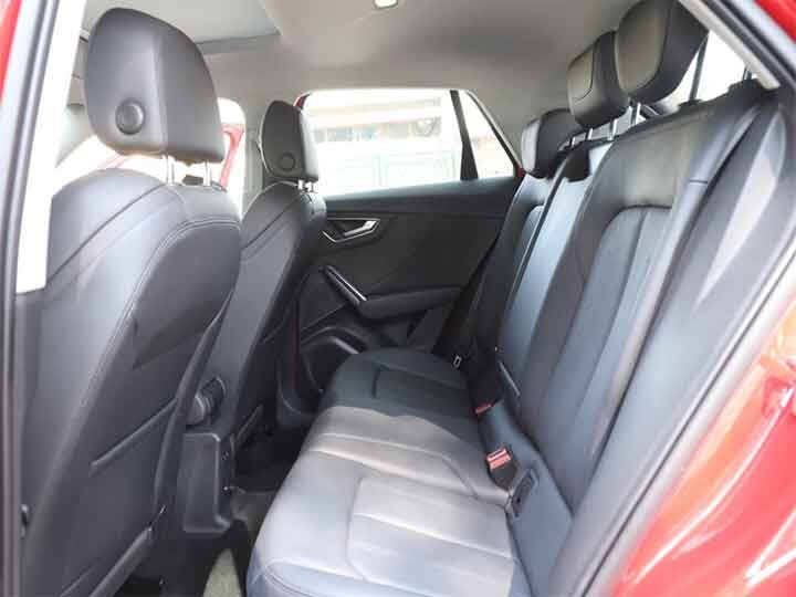 ਲੁੱਕ ਬਾਰੇ ਗੱਲ ਕਰੀਏ ਤਾਂ Q 2 ਕੋਈ ਟਿਪੀਕਲ ਐਸਯੂਵੀ ਨਹੀਂ ਤੇ ਕੰਪੈਕਟ ਵੱਲ ਝੁਕਾਅ ਹੈ। ਇਹ ਔਡੀ ਦੀਆਂ ਹੋਰ ਐਸਯੂਵੀ ਨਾਲੋਂ ਵਧੇਰੇ ਅਗ੍ਰੈਸਿਵ ਦਿਖਾਈ ਦਿੰਦੀ ਹੈ। ਹਾਲਾਂਕਿ, ਤੁਸੀਂ ਹੈਰਾਨ ਹੋਵੋਗੇ ਕਿ ਕੋਈ rear ac vents ਜਾਂ ਪਾਵਰ ਸੀਟ ਨਹੀਂ।