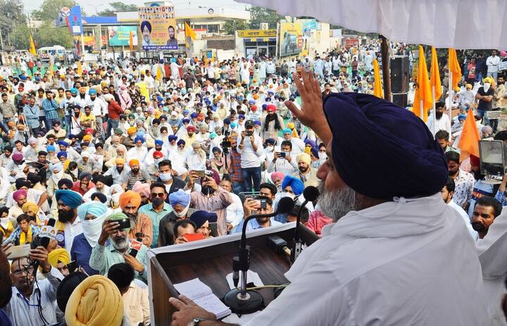 ਸ਼੍ਰੋਮਣੀ ਅਕਾਲੀ ਦਲ ਨੇ ਨਾਭਾ ਵਿਖੇ ਰੋਸ ਪ੍ਰਦਰਸ਼ਨ ਕੀਤਾ।ਜਿਸ ਦੌਰਾਨ ਕੈਪਟਨ ਸਰਕਾਰ ਵਜ਼ੀਫਾ ਘੁਟਾਲੇ ਤੇ ਘੇਰਿਆ। ਦਲਿਤ ਵਿਦਿਆਰਥੀਆਂ ਦੇ ਵਜ਼ੀਫ਼ੇ ਦੇ 64 ਕਰੋੜ ਰੁਪਏ ਦੇ ਘੁਟਾਲੇ 'ਚ ਅਕਾਲੀ ਦਲ ਨੇ ਕਾਂਗਰਸੀ ਮੰਤਰੀ ਸਾਧੂ ਸਿੰਘ ਧਰਮਸੋਤ ਸਮੇਤ ਹਰ ਕਾਂਗਰਸੀ ਨੂੰ ਕੋਸਿਆ।ਸੁਖਬੀਰ ਨੇ ਕਿਹਾ ਇਸ ਵਜ਼ੀਫ਼ਾ ਘੁਟਾਲੇ ਦਾ ਸ਼੍ਰੋਮਣੀ ਅਕਾਲੀ ਦਲ ਦੀ ਸਰਕਾਰ ਬਣਨ ਦੇ ਪਹਿਲੇ 3 ਮਹੀਨਿਆਂ 'ਚ ਇਨਸਾਫ਼ ਯਕੀਨੀ ਬਣਾਇਆ ਜਾਵੇਗਾ।