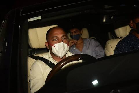 ਦੀਪਿਕਾ ਨੇ ਕੋਰੋਨਾ ਤੋਂ ਬਚਾਅ ਲਈ ਮਾਸਕ ਪਹਿਨਿਆ ਹੋਇਆ ਸੀ।