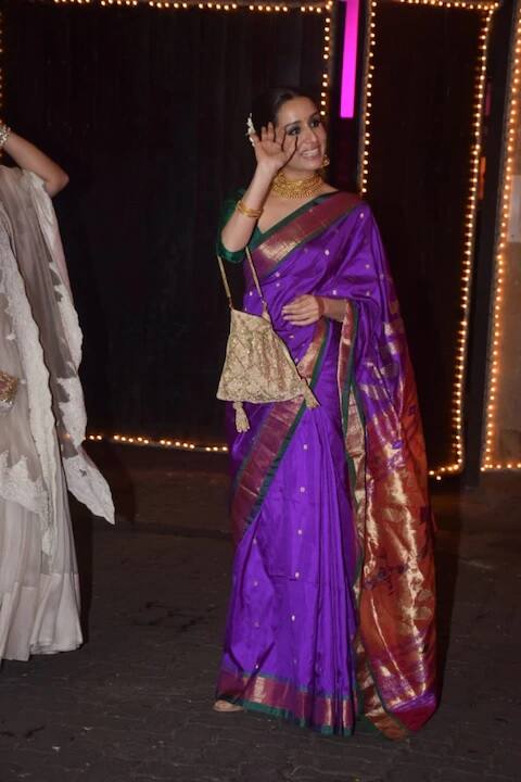 ਕੁੰਭ ਤੇ ਮੀਨ ਰਾਸ਼ੀ: ਕੁੰਭ ਰਾਸ਼ੀ ਦਾ ਸਵਾਮੀ ਵੀ ਸ਼ਨੀਦੇਵ ਹੈ। ਇਸ ਲਈ ਇਸ ਰਾਸ਼ੀ ਦੀ ਜਾਤਕ ਵੀ ਨੀਲਾ ਰੰਗ ਪਹਿ ਸਕਦੀ ਹੈ। ਇਸ ਤੋਂ ਇਲਾਵਾ ਸਿਲਵਰ ਰੰਗ ਦੀ ਚੋਣ ਵੀ ਕੀਤੀ ਜਾ ਸਕਦੀ ਹੈ। ਮੀਨ ਰਾਸ਼ੀ ਵਾਲੀਆਂ ਔਰਤਾਂ ਲਾਲਾ ਤੇ ਸੁਨਹਿਰੀ ਰੰਗ ਦੇ ਕੱਪੜੇ ਪਹਿਨ ਸਕਦੀਆਂ ਹਨ।