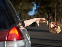 ਸੜਕ 'ਤੇ ਸੁੱਟਦੇ ਹੋ ਕੁੜਾ ਤਾਂ ਜ਼ਰੂਰ ਪੜ੍ਹੋ ਇਹ ਖ਼ਬਰ, ਕੁੜਾ ਸੁੱਟਣ ਵਾਲੇ ਨਾਲ ਵਾਪਰਿਆ ਇਹ ਭਾਣਾ