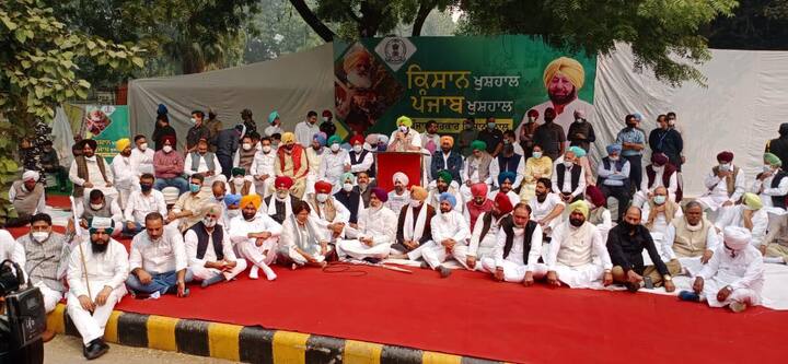ਅੱਜ ਪੰਜਾਬ ਦੇ ਮੁੱਖ ਮੰਤਰੀ ਕੈਪਟਨ ਅਮਰਿੰਦਰ ਸਿੰਘ ਦੀ ਅਗੁਵਾਈ 'ਚ ਵਿਧਾਇਕ ਧਰਨਾ ਦੇਣ ਲਈ ਦਿੱਲੀ ਵਿਖੇ ਜੰਤਰ-ਮੰਤਰ ਪਹੁੰਚੇ।