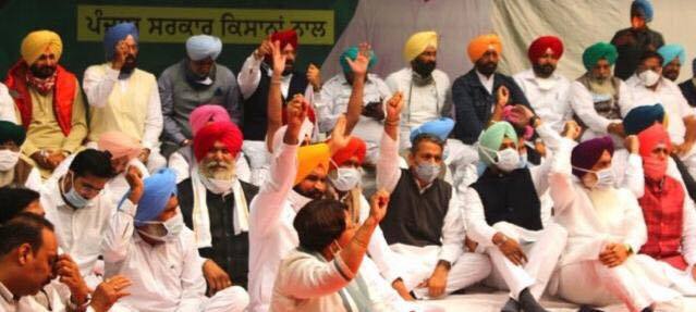 ਕੈਪਟਨ ਨੇ ਕਿਹਾ ਪੰਜਾਬ ਦਾ ਕਿਸਾਨ ਅੰਦੋਲਨ ਕਰਨ ਨੂੰ ਮਜਬੂਰ ਹੈ। ਬਿਜਲੀ ਦੇ ਪਾਵਰ ਪਲਾਂਟ ਬੰਦ ਹਨ। ਮਾਲ ਗੱਡੀਆਂ ਬੰਦ ਹੋਣ ਕਾਰਨ ਜ਼ਰੂਰੀ ਚੀਜ਼ਾਂ ਦੀ ਸਪਲਾਈ ਨਹੀਂ ਹੋ ਰਹੀ। ਪੰਜਾਬ ਮੁਸ਼ਕਲ ਦੀ ਘੜੀ ਤੋਂ ਲੰਘ ਰਿਹਾ ਹੈ।