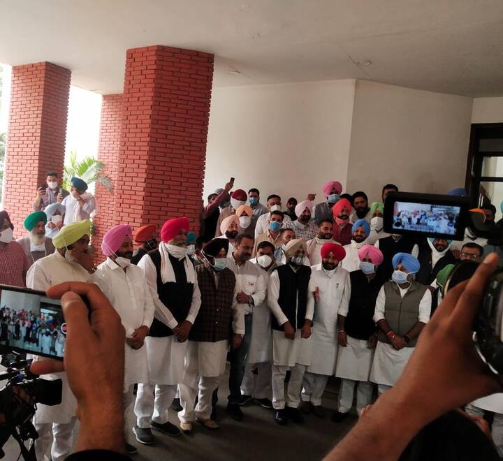 ਕੈਪਟਨ ਨੇ ਰਾਸ਼ਟਰਪਤੀ ਨਾਲ ਮੁਲਾਕਤ ਲਈ ਸਮੇਂ ਦੀ ਮੰਗ ਕੀਤੀ ਸੀ, ਪਰ ਉਨ੍ਹਾਂ ਵਲੋਂ ਇਨਕਾਰ ਕਰ ਦਿੱਤਾ ਗਿਆ, ਜਿਸ ਤੋਂ ਬਾਅਦ ਬੀਤੀ ਕੱਲ੍ਹ ਕੈਪਟਨ ਅਮਰਿੰਦਰ ਸਿੰਘ ਵੱਲੋਂ ਇਹ ਧਰਨਾ ਦੇਣ ਦਾ ਐਲਾਨ ਕੀਤਾ ਗਿਆ ਸੀ।   