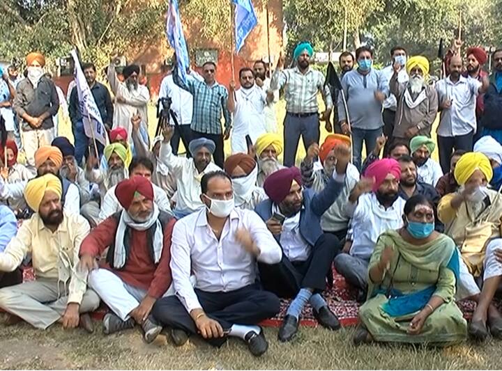  ਆਮ ਆਦਮੀ ਪਾਰਟੀ ਦੇ ਪੰਜਾਬ ਪ੍ਰਧਾਨ ਭਗਵੰਤ ਮਾਨ ਨੇ ਅੱਜ ਚੰਡੀਗੜ੍ਹ 'ਚ ਪਰਦਰਸ਼ਨ ਕਰਦੇ ਹੋਏ ਕੈਪਟਨ ਦੇ ਦਿੱਲੀ ਧਰਨੇ ਨੂੰ ਡਰਾਮਾ ਕਰਾਰ ਦਿੱਤਾ।