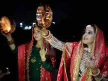 ਕਰਵਾ ਚੌਥ 'ਤੇ ਰਿਹਾ ਕੋਰੋਨਾ ਦਾ ਪ੍ਰਭਾਵ, ਦੇਖੋ ਦੇਸ਼ ਭਰ 'ਚੋਂ ਆਈਆਂ ਤਸਵੀਰਾਂ