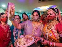 ਕਰਵਾ ਚੌਥ 'ਤੇ ਰਿਹਾ ਕੋਰੋਨਾ ਦਾ ਪ੍ਰਭਾਵ, ਦੇਖੋ ਦੇਸ਼ ਭਰ 'ਚੋਂ ਆਈਆਂ ਤਸਵੀਰਾਂ