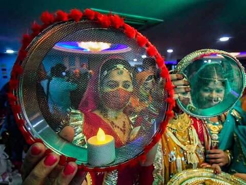 ਕਰਵਾ ਚੌਥ ਦੇ ਵਰਤ ਦੀ ਰਾਤ ਚੰਨ ਨੂੰ ਮਹਿਲਾਵਾਂ ਛਾਣਨੀ ਨਾਲ ਚੰਦ ਦੇਖਦੀਆਂ ਹਨ ਤੇ ਫਿਰ ਉਸੇ ਛਾਣਨੀ ਨਾਲ ਪਤੀ ਦਾ ਚਿਹਾਰ ਦੇਖਿਆ ਜਾਂਦਾ ਹੈ।