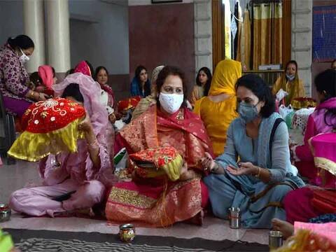 ਪੁਰਾਣੀਆਂ ਮਾਨਤਾਵਾਂ ਮੁਤਾਬਕ ਕਰਵਾ ਚੌਥ ਦੇ ਦਿਨ ਚੰਨ ਦੀ ਪੂਜਾ ਕੀਤਿਆਂ ਪਤੀ-ਪਤਨੀ 'ਚ ਪਿਆਰ ਵਧਦਾ ਹੈ ਤੇ ਲੰਬੀ ਉਮਰ ਹੁੰਦੀ ਹੈ।