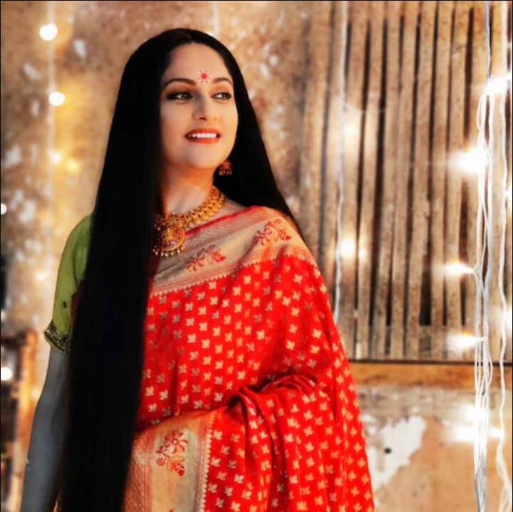 ਲਗਾਨ ਵਰਗੀਆਂ ਫਿਲਮਾਂ ਵਿਚ ਕੰਮ ਕਰ ਚੁੱਕੀ ਐਕਟਰਸ ਗ੍ਰੇਸੀ ਸਿੰਘ ਵੀ ਇਸ ਮੌਕੇ ਲਾਲ ਰੰਗ ਦੀ ਸਾੜੀ ਵਿੱਚ ਬਹੁਤ ਸੁੰਦਰ ਲੱਗ ਰਹੀ ਸੀ।