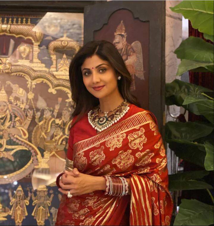 ਡਾਰਕ ਮੈਰੂਨ ਬਨਾਰਸੀ ਸਾੜੀ 'ਚ ਸ਼ਿਲਪਾ ਬੇਹੱਦ ਖੂਬਸੂਰਤ ਲੱਗ ਰਹੀ ਸੀ। ਉਸ ਨੇ ਬਿਜਨਸਮੈਨ ਰਾਜ ਕੁੰਦਰਾ ਨਾਲ ਵਿਆਹ ਕੀਤਾ ਹੈ।