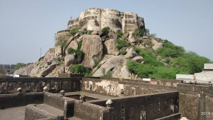 6. ਲਕਸ਼ਮਣ ਦਾ ਕਿਲ੍ਹਾ (Laxmangarh Fort): ਜੇ ਤੁਸੀਂ ਸੁੰਦਰ ਕਲਾਵਾਂ ਨੂੰ ਵੇਖਣਾ ਚਾਹੁੰਦੇ ਹੋ, ਤਾਂ ਲਕਸ਼ਮਣਗੜ੍ਹ ਉਹ ਥਾਂ ਹੈ ਜਿੱਥੇ ਤੁਸੀਂ ਜਾਣਾ ਚਾਹੋਗੇ। ਹਾਲਾਂਕਿ ਇਸ ਦੇ ਮਾੜੇ ਰੱਖ-ਰਖਾਅ ਕਾਰਨ ਇਹ ਹੁਣ ਖੰਡਰਾਂ ਹੋ ਗਿਆ ਹੈ ਪਰ ਫਿਰ ਵੀ ਇਹ ਦੇਖਣ ਲਈ ਇੱਕ ਦਿਲਚਸਪ ਥਾਂ ਹੈ। ਸਾਲ 1862 ਵਿਚ ਸੀਕਰ ਦੇ ਰਾਓ ਰਾਜਾ ਵਲੋਂ ਇਸ ਨੂੰ ਬਣਾਇਆ ਗਿਆ ਇਹ ਕਿਲ੍ਹਾ ਵੱਡੇ ਖਿੰਡੇ ਹੋਏ ਚੱਟਾਨਾਂ ਨਾਲ ਬਣਾਇਆ ਗਿਆ ਸੀ।