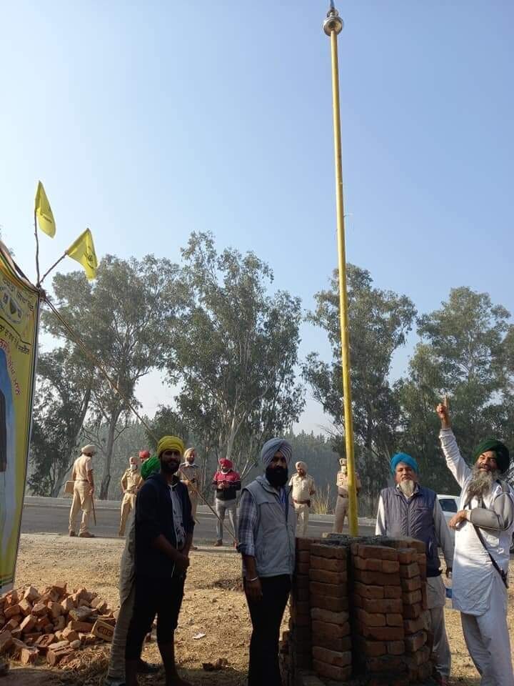 Farmers hoisted the Khalsahi Nishan Sahib on the border of Punjab ਪੰਜਾਬ ਦੀ ਸਰਹੱਦ 'ਤੇ ਕਿਸਾਨਾਂ ਨੇ ਝੁਲਾਇਆ ਖਾਲਸਾਹੀ ਨਿਸ਼ਾਨ ਸਾਹਿਬ, ਹਕੁਮਤ ਅੱਗੇ ਰੱਖੀ ਇਹ ਸ਼ਰਤ