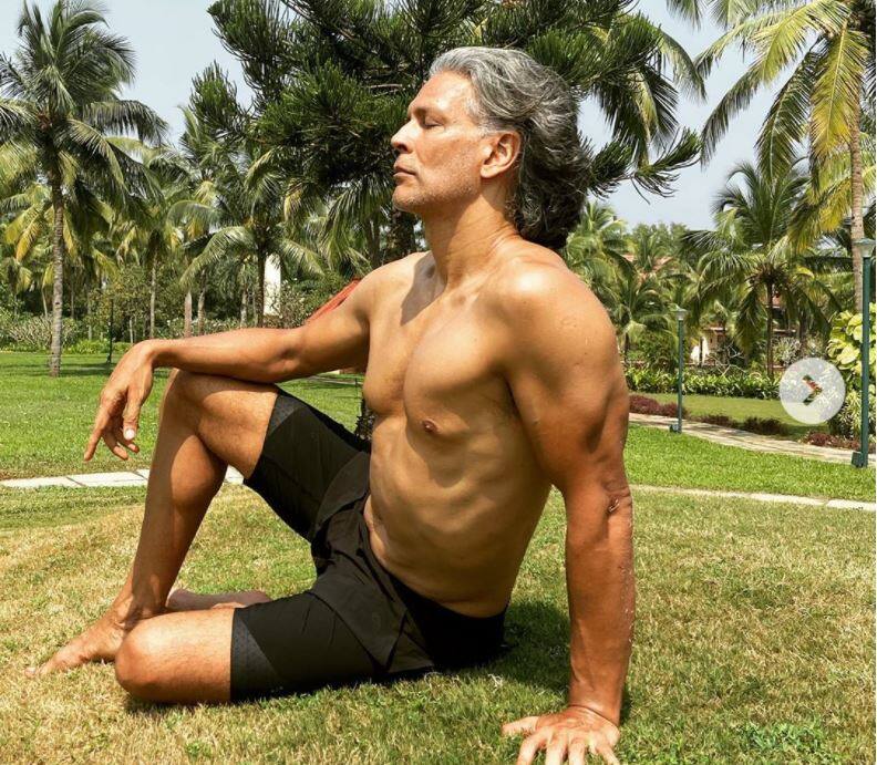 Model Milind Soman booked for running nude on Goa beach ਜਨਮਦਿਨ ਮੌਕੇ ਨਿਊਡ ਫੋਟੋਸ਼ੂਟ ਨੂੰ ਲੈ ਕੇ ਵਿਵਾਦਾਂ 'ਚ ਘਿਰੇ ਮਿਲਿੰਦ ਸੋਮਨ, ਗੋਆ 'ਚ ਹੋਈ FIR