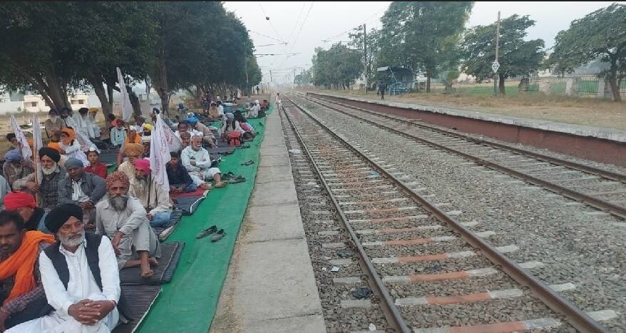 ਪੰਜਾਬ ਦੇ ਕਿਸਾਨਾਂ ਨੇ ਕੇਂਦਰ ਕੋਲ ਨਹੀਂ ਛੱਡਿਆ ਕੋਈ ਬਹਾਨਾ, ਜੰਡਿਆਲਾ ਗੁਰੂ 'ਚ ਵੀ ਰੇਲਵੇ ਟਰੈਕ ਖਾਲੀ Jandiala Guru Railway Track clear by Farmers in Punjab ਪੰਜਾਬ ਦੇ ਕਿਸਾਨਾਂ ਨੇ ਕੇਂਦਰ ਕੋਲ ਨਹੀਂ ਛੱਡਿਆ ਕੋਈ ਬਹਾਨਾ, ਜੰਡਿਆਲਾ ਗੁਰੂ 'ਚ ਵੀ ਰੇਲਵੇ ਟਰੈਕ ਖਾਲੀ