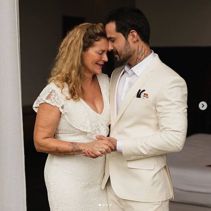 ਦੱਸ ਦੇਈਏ ਕਿ 33 ਸਾਲਾ ਡਿਓਗੋ ਰਬੇਲੋ ਨੇ ਬਾਹੀਆ ਦੇ ਇੱਕ ਰਿਜੋਰਟ ਵਿੱਚ ਖੁਦ ਨਾਲ ਹੀ ਵਿਆਹ ਕਰਵਾ ਲਿਆ ਅਤੇ ਉਸਦੇ ਨਜ਼ਦੀਕੀ ਅਤੇ ਰਿਸ਼ਤੇਦਾਰ ਵੀ ਇਸ ਅਨੌਖੇ ਵਿਆਹ ਵਿੱਚ ਸ਼ਾਮਲ ਹੋਏ। ਹੁਣ ਡਿਓਗੋ ਰਬੇਲੋ ਦੀ ਵੀਡੀਓ, 'ਆਈ ਡੂ' ਸੋਸ਼ਲ ਮੀਡੀਆ 'ਤੇ ਬਹੁਤ ਵਾਇਰਲ ਹੋ ਰਹੀ ਹੈ।