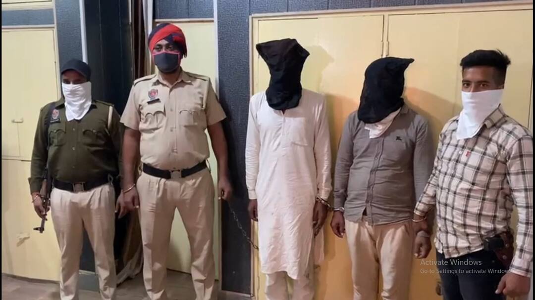 Pak-Indian smugglers have WhatsApp chat, heroin worth Rs 200 crore found ਸਰਹਦ ਪਾਰੋਂ ਹੋ ਰਹੀ ਨਸ਼ੇ-ਹਥਿਆਰਾਂ ਦੀ ਸਪਲਾਈ, ਪਾਕਿ-ਭਾਰਤੀ ਤਸਕਰਾਂ ਦੀ ਹੁੰਦੀ ਹੈ ਵ੍ਹੱਟਸਐਪ ਚੈਟ, ਮਿਲੀ 20 ਕਰੋੜ ਦੀ ਹੈਰੋਇਨ