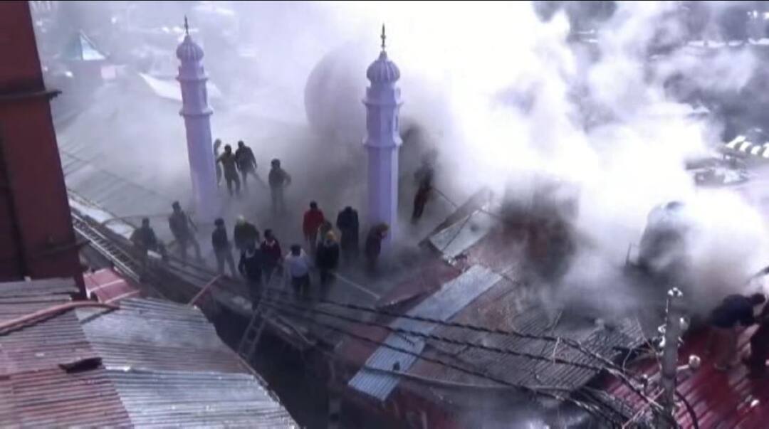 Fire broke out in Shimla's Lower bazar ਸ਼ਿਮਲਾ ਦੇ ਭੀੜਭਾੜ ਵਾਲੇ ਲੋਅਰ ਬਜ਼ਾਰ 'ਚ ਲੱਗੀ ਭਿਆਨਕ ਅੱਗ