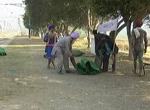 ਪੰਜਾਬ 'ਚ ਰੇਲ ਆਵਾਜਾਈ ਤੇ ਸਥਿਤੀ ਅਸਪੱਸ਼ਟ, ਕਿਸਾਨਾਂ ਨੇ ਟ੍ਰੈਕ ਕੀਤੇ ਖਾਲੀ ਪਰ ਯਾਤਰੀ ਟ੍ਰੇਨਾਂ ਤੇ ਰੋਕ ਜਾਰੀ