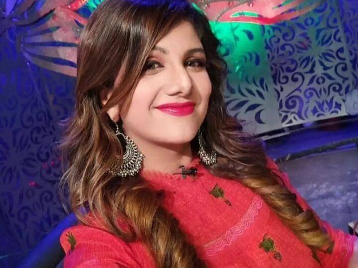 ਰੰਭਾ-ਸਲਮਾਨ ਖ਼ਾਨ ਨਾਲ ਕੰਮ ਕਰ ਚੁੱਕੀ ਐਕਟਰਸ ਰੰਭਾ ਨੂੰ ਦਰਸ਼ਕਾਂ ਨੇ ਖੂਬ ਪਸੰਦ ਕੀਤਾ ਸੀ। ਰੰਭਾ 1997 ਵਿੱਚ ਆਈ ਫਿਲਮ ‘ਜੁੜਵਾ’ ਤੇ 1998 ਵਿੱਚ ‘ਬੰਧਨ’ ਵਿੱਚ ਸਲਮਾਨ ਦੇ ਨਾਲ ਨਜ਼ਰ ਆਈ ਸੀ। ਇਸ ਦੇ ਬਾਵਜੂਦ ਰੰਭਾ ਸਿਲਵਰ ਸਕ੍ਰੀਨ ‘ਤੇ ਜ਼ਿਆਦਾ ਨਜ਼ਰ ਨਹੀਂ ਆਈ ਤੇ ਹੌਲੀ-ਹੌਲੀ ਸੁਰਖੀਆਂ ਤੋਂ ਦੂਰ ਚਲੀ ਗਈ।