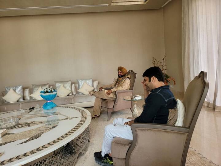 ਜਿਵੇਂ ਹੀ ਸੋਸ਼ਲ ਮੀਡੀਆ 'ਤੇ ਦੋਵਾਂ ਦੀਆਂ ਤਸਵੀਰਾਂ ਵਾਇਰਲ ਹੋਈਆਂ, ਉਦੋਂ ਤੋਂ ਇਹ ਕਿਆਸ ਲਗਾਏ ਜਾ ਰਹੇ ਹਨ ਕਿ ਸ਼ਾਇਦ ਨਵਜੋਤ ਸਿੰਘ ਸਿੱਧੂ ਦੀ 'ਦਿ ਕਪਿਲ ਸ਼ਰਮਾ ਸ਼ੋਅ' 'ਚ ਵਾਪਸੀ ਹੋ ਸਕਦੀ ਹੈ। 