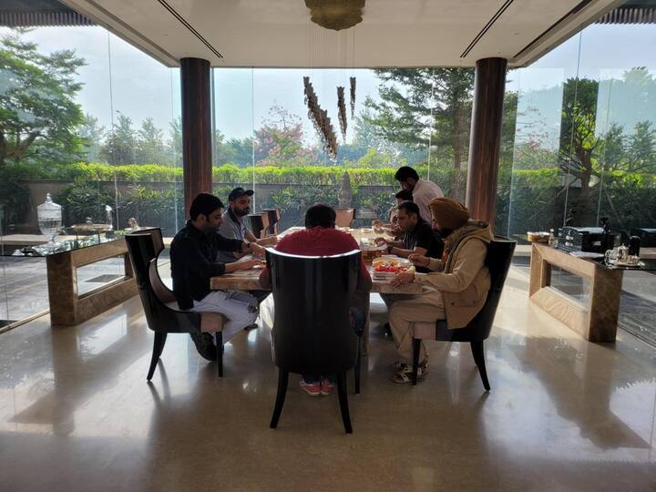 ਉਥੇ ਕਪਿਲ ਸ਼ਰਮਾ ਨੇ ਇਸ ਤੋਂ ਪਹਿਲਾਂ ਸੋਸ਼ਲ ਮੀਡੀਆ 'ਤੇ ਸ੍ਰੀ ਦਰਬਾਰ ਸਾਹਿਬ ਵਿਖੇ ਨਤਮਸਤਕ ਹੁੰਦਿਆਂ ਦੀ ਤਸਵੀਰ ਵੀ ਸਾਂਝੀ ਕੀਤੀ ਸੀ, ਜਿਥੇ ਉਨ੍ਹਾਂ ਨੇ ਮੱਥਾ ਟੇਕ ਕੇ ਸਰਬੱਤ ਦੇ ਭਲੇ ਦੀ ਅਰਦਾਸ ਕੀਤੀ।