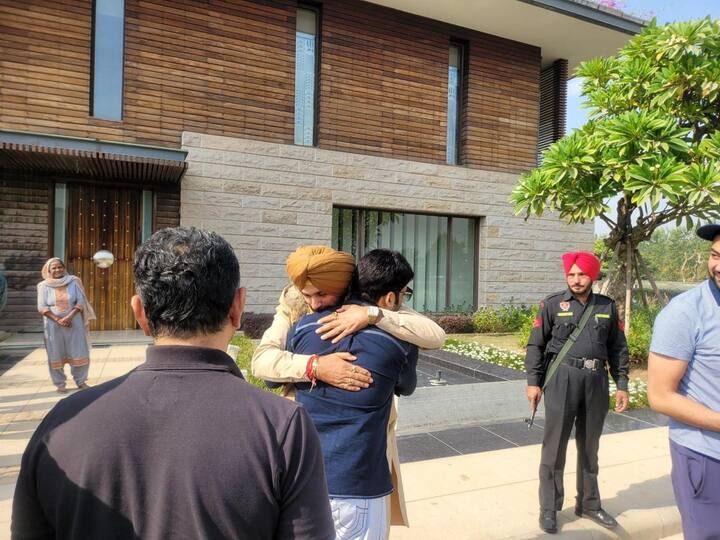 ਕਪਿਲ ਨਾਲ ਮੁਲਾਕਾਤ ਦੀਆਂ ਤਸਵੀਰਾਂ ਨਵਜੋਤ ਸਿੰਘ ਸਿੱਧੂ ਵਲੋਂ ਆਪਣੇ ਫੇਸਬੁੱਕ ਪੇਜ 'ਤੇ ਸਾਂਝੀਆਂ ਕੀਤੀਆਂ ਗਈਆਂ ਹਨ। 