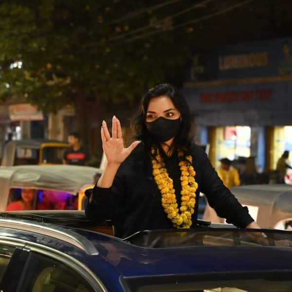 ਲੰਡਨ ਤੋਂ ਪੜ੍ਹਾਈ ਕਰ ਭਾਰਤ ਆਈ ਇਸ ਉਭਰਦੀ ਨੇਤਾ ਨੇ ਪਲੂਰਲਸ ਪਾਰਟੀ ਬਣਾਈ ਤੇ ਰਾਜਨੀਤੀ ਵਿੱਚ ਸੋਸ਼ਲ ਇੰਜੀਨੀਅਰਿੰਗ ਦਾ ਇਸਤਮਾਲ ਕੀਤਾ।