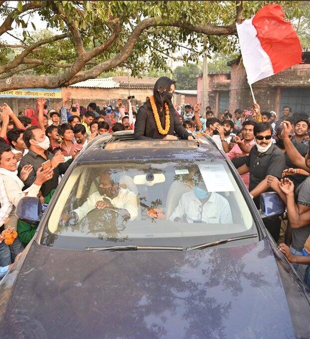 ਉਸ ਨੇ ਚੋਣਾਂ ਵਿੱਚ ਡਾਕਟਰਾਂ, ਇੰਜਨੀਅਰਾਂ, ਟੀਚਰਾਂ ਤੇ ਹੋਰ ਸਮਾਜਿਕ ਪੇਸ਼ੇ ਨਾਲ ਜੁੜੇ ਲੋਕਾਂ ਨੂੰ ਰਾਜਨੀਤੀ ਨਾਲ ਜੋੜਿਆ ਤੇ ਉਮੀਦਵਾਰ ਬਣਾਇਆ।