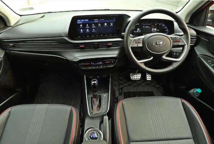 ਪੁਰਾਣੀ ਆਈ 20 ਜਾਂ ਇਸ ਦੀਆਂ ਕੁਝ ਰਾਈਫਲਾਂ ਨਾਲੋਂ ਵਧੇਰੇ ਨਵੀਂ ਕਾਰ ਵਧੇਰੇ ਊਰਜਾਵਾਨ ਹੈ। ਹੈਂਡਲਿੰਗ ਬਿਹਤਰ ਹੈ ਅਤੇ ਇਸੇ ਤਰ੍ਹਾਂ ਸਟੀਰਿੰਗ ਹੈ। ਇਹ ਤੇਜ਼ ਰਫਤਾਰ ਨਾਲ ਘਬਰਾਇਆ ਨਹੀਂ ਅਤੇ ਟਰਬੋ ਸਥਿਰ ਮਹਿਸੂਸ ਹੁੰਦਾ ਹੈ। ਅਧਿਕਾਰਤ ਤੌਰ 'ਤੇ ਟਰਬੋ ਨੂੰ 20kmpl ਦੀ ਸਪੁਰਦਗੀ ਲਈ ਕਿਹਾ ਜਾਂਦਾ ਹੈ, ਪਰ ਅਸਲ ਦੁਨੀਆ ਵਿਚ 12kmpl ਦੀ ਉਮੀਦ ਹੈ। ਅਸੀਂ ਸਟੈਂਡਰਡ 1.2l ਪੈਟਰੋਲ ਵੀ ਦਿੱਤਾ ਹੈ ਕਿਉਂਕਿ ਇਸ ਤੋਂ ਇੱਕ ਫੇਮਸ ਆਪਸ਼ਨ ਹੋਣ ਦੀ ਉਮੀਦ ਕੀਤੀ ਜਾਂਦੀ ਹੈ ਅਤੇ ਇਹ ਕੋਈ ਮਾੜਾ ਇੰਜਣ ਨਹੀਂ ਹੈ, ਜਦੋਂ ਕਿ 83 ਬੀਐਚਪੀ 'ਤੇ ਇਹ ਟਰਬੋ ਸੰਚਾਲਿਤ ਨਹੀਂ ਹੈ। ਇਹ ਸ਼ਹਿਰ ਦੀ ਵਰਤੋਂ ਲਈ ਸਹੀ ਹੈ ਅਤੇ ਕਈ ਵਾਰ ਹਾਈਵੇ 'ਤੇ ਵਾਹਨ ਚਲਾਉਣ ਅਤੇ ਵਰਤਣ ਵਿਚ ਅਸਾਨ ਹੋਣ ਨਾਲ ਹੁੰਦਾ ਹੈ। ਇਸ ਦਾ ਮਾਈਲੇਜ ਟਰਬੋ ਅਸਲ ਵਿੱਚ ਨਾਲੋਂ ਜ਼ਿਆਦਾ ਹੈ।