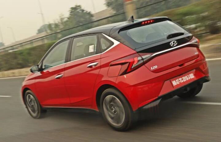 1.2l i20 ਦੀ ਕੀਮਤ 6.7 ਲੱਖ ਰੁਪਏ ਤੋਂ ਸ਼ੁਰੂ ਹੈ, ਪਰ ਪੂਰੀ ਤਰ੍ਹਾਂ ਲੋੜ 1.2l i20 ਦੀ ਕੀਮਤ 9.2 ਲੱਖ ਰੁਪਏ ਹੈ। ਟਰਬੋ ਆਈ 20 ਦੀ ਕੀਮਤ 8.7 ਲੱਖ ਰੁਪਏ ਤੋਂ ਸ਼ੁਰੂ ਹੁੰਦੀ ਹੈ, ਜਦੋਂਕਿ ਲਾਲ ਕਾਰ ਇੱਥੇ ਦਿਖਾਈ ਗਈ ਕਾਰ ਟੌਪ ਐਂਡ ਡੀਸੀਟੀ ਆਟੋ ਐਡੀਸ਼ਨ 11.17 ਲੱਖ ਰੁਪਏ ਦੀ ਹੈ। ਹਾਂ, ਨਵੀਂ ਆਈ 20 ਮਹਿੰਗਾ ਹੈ, ਖ਼ਾਸਕਰ ਟਰਬੋ, ਪਰ ਫਿਰ ਹੁੰਡਈ ਨੇ ਇਸ ਨੂੰ ਫੀਚਰਸ ਅਤੇ ਤਕਨਾਲੋਜੀ ਵੀ ਦਿੱਤੀ ਹੈ ਜੋ ਹੈਚਬੈਕ 'ਚ ਉਪਲਬਧ ਨਹੀਂ ਹੁੰਦੀ। ਨਵੀਂ ਆਈ 20 ਵਿਚ ਵਿਰੋਧੀਆਂ ਨਾਲੋਂ ਵਧੇਰੇ ਥਾਂ ਅਤੇ ਫੀਚਰਸ ਹਨ। ਇਹ ਜ਼ਿਆਦਾਤਰ ਕੰਪੈਕਟ ਐਸਯੂਵੀ ਨਾਲੋਂ ਵਧੀਆ ਸੌਦਾ ਹੈ।