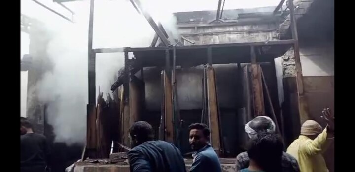 Fire in furniture shop in Gurdaspur, Heavy damage ਗੁਰਦਾਸਪੁਰ ‘ਚ ਫਰਨੀਚਰ ਦੀ ਦੁਕਾਨ ਨੂੰ ਲੱਗੀ ਅੱਗ ‘ਚ ਭਾਰੀ ਨੁਕਸਾਨ