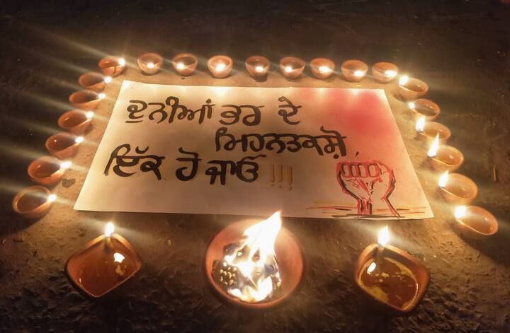 ਕੇਂਦਰੀ ਖੇਤੀ ਕਾਨੂੰਨਾਂ ਖਿਲਾਫ ਪ੍ਰਦਰਸ਼ਨ ਕਰ ਰਹੇ ਪੰਜਾਬ ਦੇ ਕਿਸਾਨਾਂ ਵੱਲੋਂ ਦੀਵਾਲੀ ਵਾਲੀ ਰਾਤ ਵੀ ਪ੍ਰਦਰਸ਼ਨ ਜਾਰੀ ਰਿਹਾ।