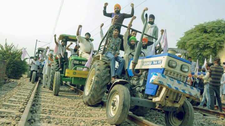 'Udta Punjab' became 'Bukda Punjab', caravans of tractors appearing in every village 'ਉੱਡਦਾ ਪੰਜਾਬ' ਬਣਿਆ 'ਬੁੱਕਦਾ ਪੰਜਾਬ', ਹਰ ਪਿੰਡ ਦਿੱਸ ਰਹੇ ਟਰੈਕਟਰਾਂ ਦੇ ਕਾਫਲੇ