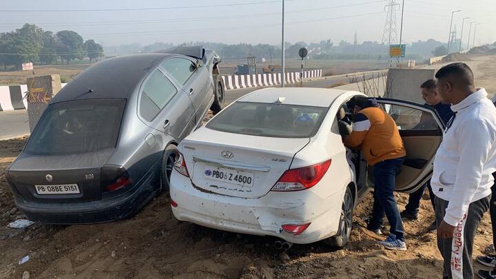 ਇਸ ਹਾਦਸੇ ‘ਚ ਤੇਜ਼ ਰਫ਼ਤਾਰ ਛੇ ਕਾਰਾਂ ਦੀ ਪੱਥਰ ਨਾਲ ਜ਼ਬਰਦਸਤ ਟੱਕਰ ਹੋਈ।