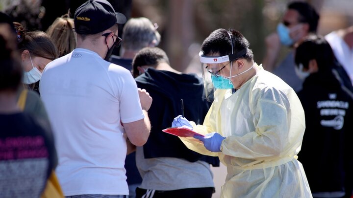 South Australia six days lockdown after second wave of corona virus ਛੇ ਦਿਨਾਂ ਲੌਕਡਾਊਨ ਲਾਗੂ, ਇਕ ਵੇਲੇ ਘਰ ‘ਚੋਂ ਇਕ ਜੀਅ ਨੂੰ ਬਾਹਰ ਜਾਣ ਦੀ ਹੋਵੇਗੀ ਇਜਾਜ਼ਤ