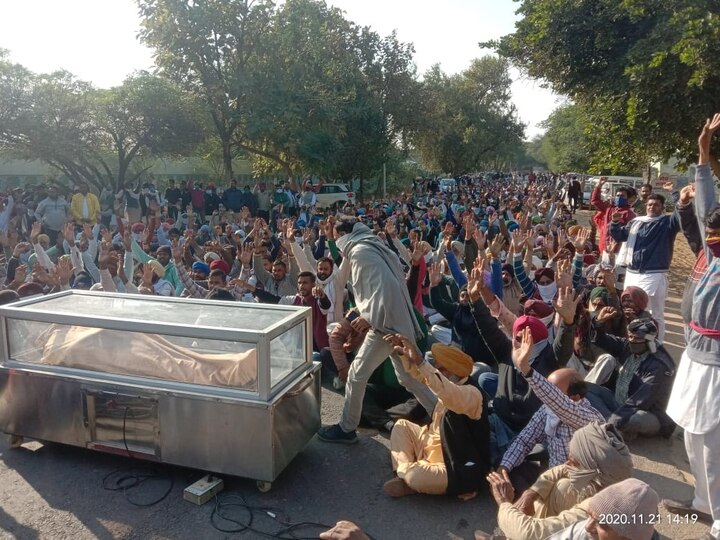 Dera supporters sit on dharna indefinitely on road, will continue till murderers got arrested ਲਾਸ਼ ਸੜਕ 'ਚ ਰੱਖ ਅਣਮਿੱਥੇ ਸਮੇਂ ਲਈ ਧਰਨੇ ਤੇ ਬੈਠੇ ਡੇਰਾ ਸਮਰਥਕ, ਕਾਤਲਾਂ ਦੇ ਫੜ੍ਹੇ ਜਾਣ ਤੱਕ ਰਹੇਗਾ ਜਾਰੀ