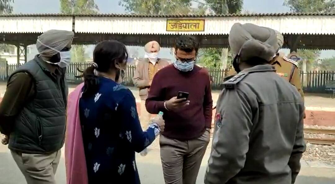 DC Amritsar Met Kisan Sangarsh Committee farmers for their different stand on rail blockade ਪੰਜਾਬ 'ਚ ਰੇਲ ਸੇਵਾ ਬਹਾਲ ਪਰ ਮਾਝੇ ਦੇ ਕਿਸਾਨਾਂ ਦਾ ਵੱਖਰਾ ਸਟੈਂਡ