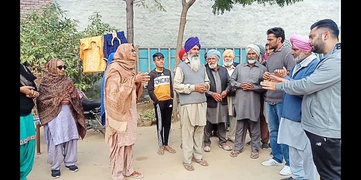 ਮੋਗਾ ਵਿੱਚ ਕਿਸਾਨ ਆਗੂਆਂ ਦੀਆਂ 10 ਟੀਮਾਂ ਪਿੰਡ-ਪਿੰਡ ਜਾ ਕੇ ਕਿਸਾਨਾਂ ਨੂੰ ਲਾਮਬੰਦ ਕਰ ਰਹੀਆਂ ਹਨ।