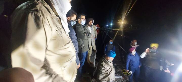 ਪਰ ਕਿਸਾਨ ਮਜ਼ਦੂਇਸ ਤਹਿਤ ਅੱਜ ਸਵੇਰ ਸਾਢੇ ਤਿੰਨ ਵਜੇ ਯਾਤਰੀ ਰੇਲ ਗੱਡੀ ਜੋ ਦਿੱਲੀ ਤੋਂ ਅੰਮ੍ਰਿਤਸਰ ਆਉਣੀ ਸੀ। ਉਸ ਤੋਂ ਪਹਿਲਾਂ ਹੀ ਕਿਸਾਨਾਂ ਨੇ ਰੇਲਵੇ ਟ੍ਰੈਕ 'ਤੇ ਜਾਕੇ ਪ੍ਰਦਰਸ਼ਨ ਸ਼ੁਰੂ ਕਰ ਦਿੱਤਾ।ਰ ਸੰਘਰਸ਼ ਕਮੇਟੀ ਨੇ ਕੈਪਟਨ ਦੀ ਮੀਟਿੰਗ ਦਾ ਬਾਈਕਾਟ ਕੀਤਾ ਸੀ। ਕਿਸਾਨ ਮਜਦੂਰ ਸੰਘਰਸ਼ ਕਮੇਟੀ ਨੇ ਕਿਹਾ ਸੀ ਕਿ ਪੰਜਾਬ 'ਚ ਸਿਰਫ ਮਾਲ ਗੱਡੀਆਂ ਚਲਾਉਣ ਲਈ ਟ੍ਰੈਕ ਖਾਲੀ ਕੀਤੇ ਗਏ ਹਨ ਯਾਤਰੀ ਗੱਡੀਆਂ ਲਈ ਨਹੀਂ।