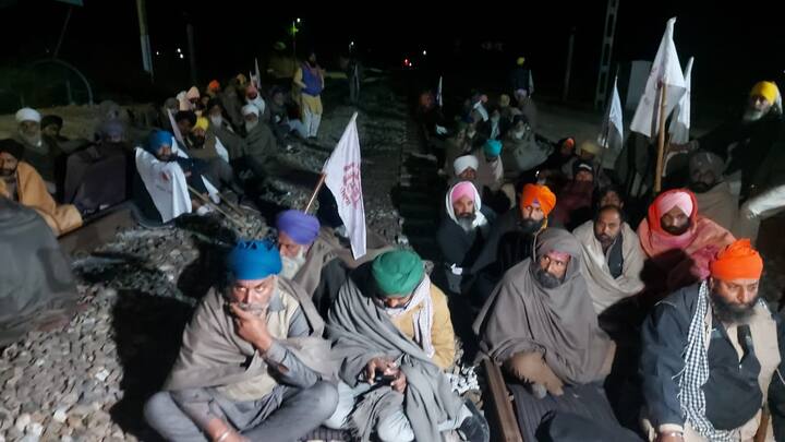 ਅੰਮ੍ਰਿਤਸਰ ਆਉਣ ਵਾਲੇ 427 ਮੁਸਾਫਰਾਂ ਬਾਰੇ ਪ੍ਰਦਰਸ਼ਨ ਕਰ ਰਹੇ ਕਿਸਾਨਾਂ ਨੇ ਕਿਹਾ ਉਨ੍ਹਾਂ ਨੂੰ ਇਨ੍ਹਾਂ ਯਾਤਰੀਆਂ ਨਾਲ ਹਮਦਰਦੀ ਹੈ ਪਰ ਕਿਸਾਨਾਂ ਨਾਲ ਜੋ ਕੇਂਦਰ ਸਰਕਾਰ ਵੱਲੋਂ ਕੀਤਾ ਜਾ ਰਿਹਾ ਹੈ ਉਸ ਦੇ ਸਾਹਮਣੇ ਇਹ ਪਰੇਸ਼ਾਨੀ ਕੁਝ ਵੀ ਨਹੀਂ।