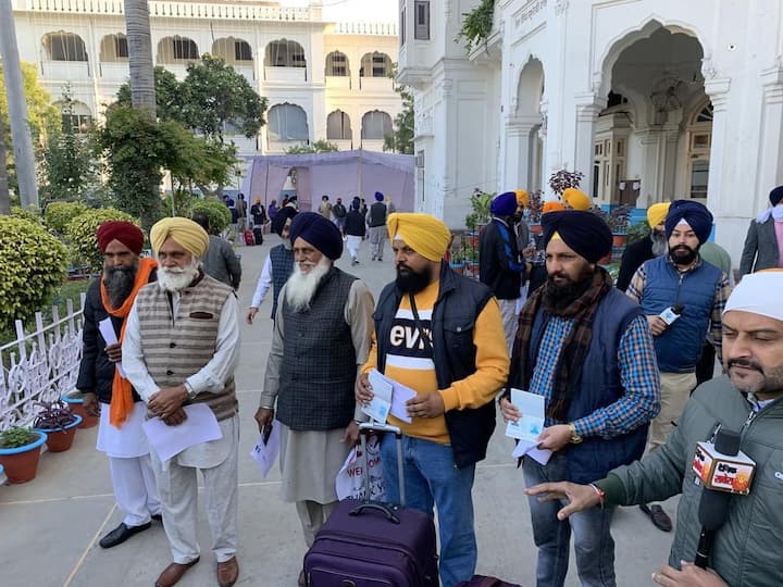 ਸ੍ਰੀ ਗੁਰੂ ਨਾਨਕ ਦੇਵ ਜੀ ਦੇ ਪ੍ਰਕਾਸ਼ ਪੁਰਬ ਮੌਕੇ ਪਾਕਿਸਤਾਨ ਸਥਿਤ ਗੁਰਦੁਆਰਾ ਸ੍ਰੀ ਨਨਕਾਣਾ ਸਾਹਿਬ ਲਈ ਸ਼੍ਰੋਮਣੀ ਗੁਰਦੁਆਰਾ ਕਮੇਟੀ ਵੱਲੋਂ 325 ਸਿੱਖ ਸ਼ਰਧਾਲੂਆਂ ਦਾ ਜੱਥਾ ਅੱਜ ਜੈਕਾਰਿਆਂ ਦੀ ਗੂੰਜ 'ਚ ਸ਼੍ਰੋਮਣੀ ਕਮੇਟੀ ਦੇ ਮੁੱਖ ਦਫ਼ਤਰ ਤੋਂ ਰਵਾਨਾ ਕੀਤਾ ਗਿਆ।