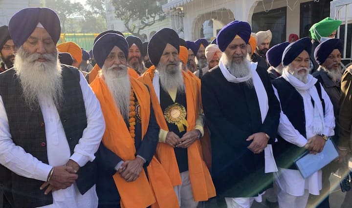 ਜਥੇ ਦੀ ਪ੍ਰਧਾਨਗੀ ਅੰਤ੍ਰਿੰਗ ਮੈਂਬਰ ਭਾਈ ਅਮਰਜੀਤ ਸਿੰਘ ਭਲਾਈਪੁਰ, ਗੁਰਮੀਤ ਸਿੰਘ ਬੂਹ ਤੇ ਮੈਂਬਰ ਹਰਪਾਲ ਸਿੰਘ ਜੱਲ੍ਹਾ ਕਰਨਗੇ। ਸ੍ਰੀ ਗੁਰੂ ਨਾਨਕ ਦੇਵ ਜੀ ਦੇ ਗੁਰਪੁਰਬ ਮੌਕੇ ਭਾਰਤ ਤੋਂ ਸਿੱਖ ਸੰਗਤ ਪਾਕਿਸਤਾਨ ਸ੍ਰੀ ਨਨਕਾਣਾ ਸਾਹਿਬ ਦੇ ਦਰਸ਼ਨਾਂ ਲਈ ਰਵਾਨਾ ਹੋਈਆਂ ਹਨ। ਇਸ ਲਈ 325 ਸਿੱਖ ਸ਼ਰਧਾਲੂਆਂ ਦੇ ਜੱਥੇ ਨੂੰ ਵੀਜ਼ਾ ਵੀ ਮਿਲ ਗਿਆ ਹੈ।