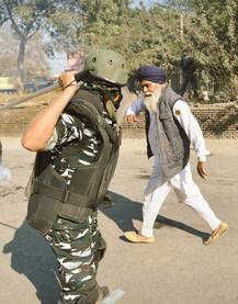 ਮੋਦੀ ਦਾ ਹੰਕਾਰ! ਜਵਾਨਾਂ ਨੂੰ ਕਿਸਾਨਾਂ ਖ਼ਿਲਾਫ਼ ਕੀਤਾ ਖੜ੍ਹਾ 