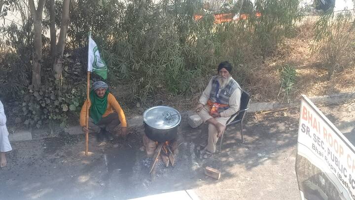 ਕਿਸਾਨ ਇੱਥੇ ਹੀ ਲੰਗਰ ਪਕਾ ਰਹੇ ਹਨ।