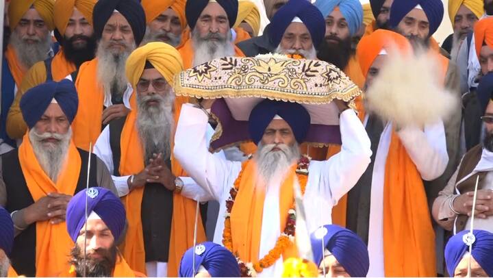 ਸੱਚਖੰਡ ਸ੍ਰੀ ਹਰਿਮੰਦਰ ਸਾਹਿਬ ਦੇ ਹੈੱਡ ਗ੍ਰੰਥੀ ਗਿਆਨੀ ਜਗਤਾਰ ਸਿੰਘ ਨੇ ਸਮੂਹ ਸੰਗਤਾਂ ਨੂੰ ਸ੍ਰੀ ਗੁਰੂ ਨਾਨਕ ਦੇਵ ਜੀ ਦੇ ਪ੍ਰਕਾਸ਼ ਪੁਰਬ ਦੀ ਵਧਾਈ ਦਿੱਤੀ ਅਤੇ ਗੁਰੂ ਜੀ ਦੇ ਦਰਸਾਏ ਮਾਰਗ 'ਤੇ ਚੱਲਣ ਦਾ ਸੁਨੇਹਾ ਦਿੱਤਾ।