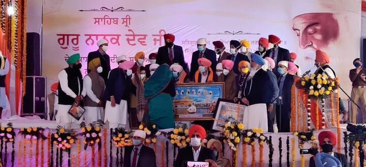 ਸ੍ਰੀ ਗੁਰੂ ਨਾਨਕ ਦੇਵ ਜੀ ਦੇ ਪ੍ਰਕਾਸ਼ ਪੁਰਬ ਸਬੰਧੀ ਪੰਜਾਬ ਸਰਕਾਰ ਨੇ ਡੇਰਾ ਬਾਬਾ ਨਾਨਕ ਵਿਖੇ ਰਾਜ ਪੱਧਰੀ ਸਮਾਰੋਹ ਕਰਵਾਇ। ਸਮਾਗਮ ਵਿੱਚ ਮੁੱਖ ਮੰਤਰੀ ਕੈਪਟਨ ਅਮਰਿੰਦਰ ਸਿੰਘ ਤੋਂ ਇਲਾਵਾ ਪੰਜਾਬ ਦੇ ਕੈਬਨਿਟ ਮੰਤਰੀ, ਵਿਧਾਇਕ ਤੇ ਸੰਤ ਸਮਾਜ ਸ਼ਾਮਲ ਹੋਏ। ਵੇਖੋ ਤਸਵੀਰਾਂ