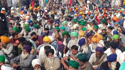 ਦਿੱਲੀ ਨੂੰ ਚੁਫੇਰਿਓਂ ਘੇਰਾ, ਹੱਦਾਂ 'ਤੇ ਵੱਸੇ ਮਿੰਨੀ ਪੰਜਾਬ, ਠੰਢੀਆਂ 'ਤੇ ਰਾਤਾਂ 'ਚ ਸੜਕਾਂ 'ਤੇ ਮੋਰਚੇ ਦਿੱਲੀ ਨੂੰ ਚੁਫੇਰਿਓਂ ਘੇਰਾ, ਹੱਦਾਂ 'ਤੇ ਵੱਸੇ ਮਿੰਨੀ ਪੰਜਾਬ, ਠੰਢੀਆਂ 'ਤੇ ਰਾਤਾਂ 'ਚ ਸੜਕਾਂ 'ਤੇ ਮੋਰਚੇ