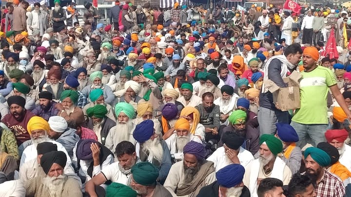  ਦੱਸ ਦਈਏ ਕਿ ਕਿਸਾਨ ਕੇਂਦਰ ਵੱਲੋਂ ਖੇਤੀ ਕਾਨੂੰਨਾਂ ਨੂੰ ਰੱਦ ਕਰਵਾਉਣ ਲਈ ਲਗਾਤਾਰ ਪ੍ਰਦਰਸ਼ਨ ਕਰ ਰਹੇ ਹਨ। ਕਿਸਾਨਾਂ ਨੇ ਰਾਜਧਾਨੀ ਦਿੱਲੀ ਨੂੰ ਘੇਰਿਆ ਹੋਇਆ ਹੈ। ਕਿਸਾਨ ਦਿੱਲੀ ਦੇ ਸਾਰੇ ਬਾਡਰਾਂ ਤੇ ਡੇਰਾ ਲਾ ਕੇ ਬੈਠੇ ਹਨ। 