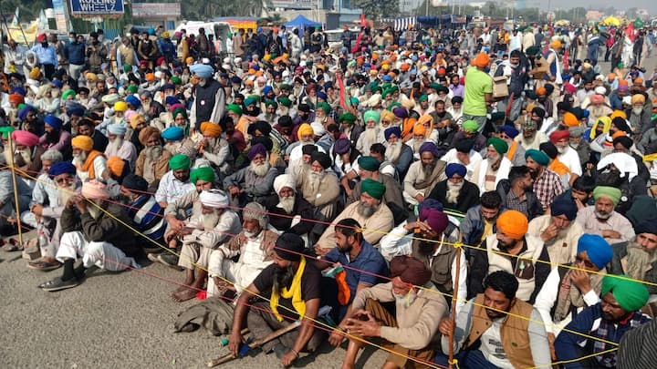 ਕਿਸਾਨਾਂ ਦੀ ਮੰਗ ਹੈ ਕਿ ਸਰਕਾਰ ਖੇਤੀ ਕਾਨੂੰਨਾਂ ਨੂੰ ਰੱਦ ਕਰੇ। ਕੇਂਦਰ ਸਰਕਾਰ ਨੇ ਕਿਸਾਨਾਂ ਨੂੰ ਪ੍ਰਸਤਾਵ ਦਿੱਤਾ ਸੀ ਕਿ ਕਿਸਾਨ ਨਿੰਕਾਰੀ ਗਰਾਊਂਡ ਵਿੱਚ ਬੈਠ ਜਾਣ ਫੇਰ ਉਨ੍ਹਾਂ ਨਾਲ ਗੱਲਬਾਤ ਕੀਤੀ ਜਾਏਗੀ ਪਰ ਕਿਸਾਨਾਂ ਨੇ ਸਰਕਾਰ ਦਾ ਇਹ ਪ੍ਰਸਤਾਵ ਠੁਕਰਾ ਦਿੱਤਾ ਹੈ।